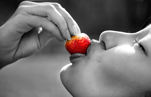 femme mangeant fraise